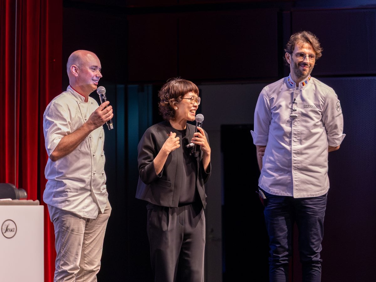 Jordi Bordas en el escenario de É-Cothèque junto a Fabrice David y Yoshiko Murase