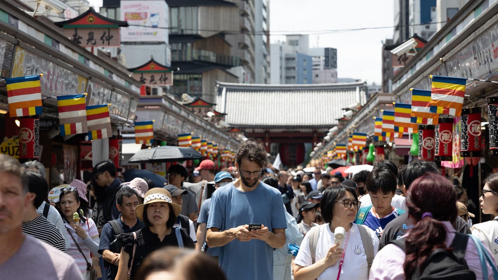 Calle comercial de Nakamise, en Asakusa, llena de gente y de puestos de producto dulce